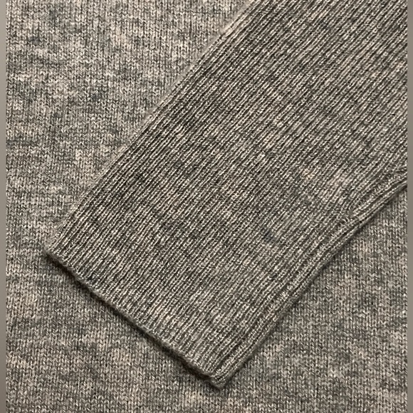 NWT•Subtle Luxury •100% Cashmere Reversible Easy V-Neck Sweater• - Picture 10 of 11